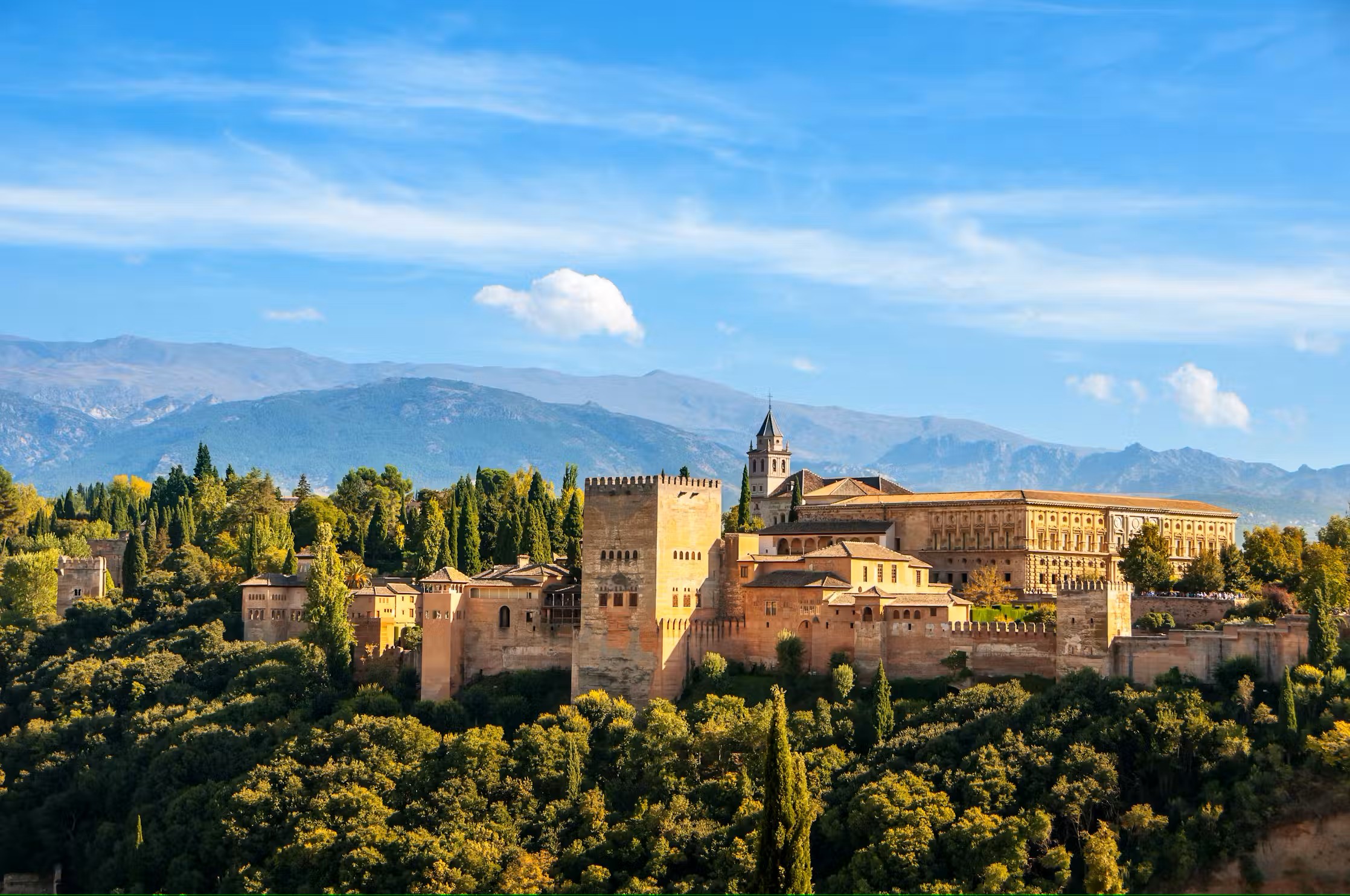 Entrada Alhambra de Granada con palacios Nazaríes