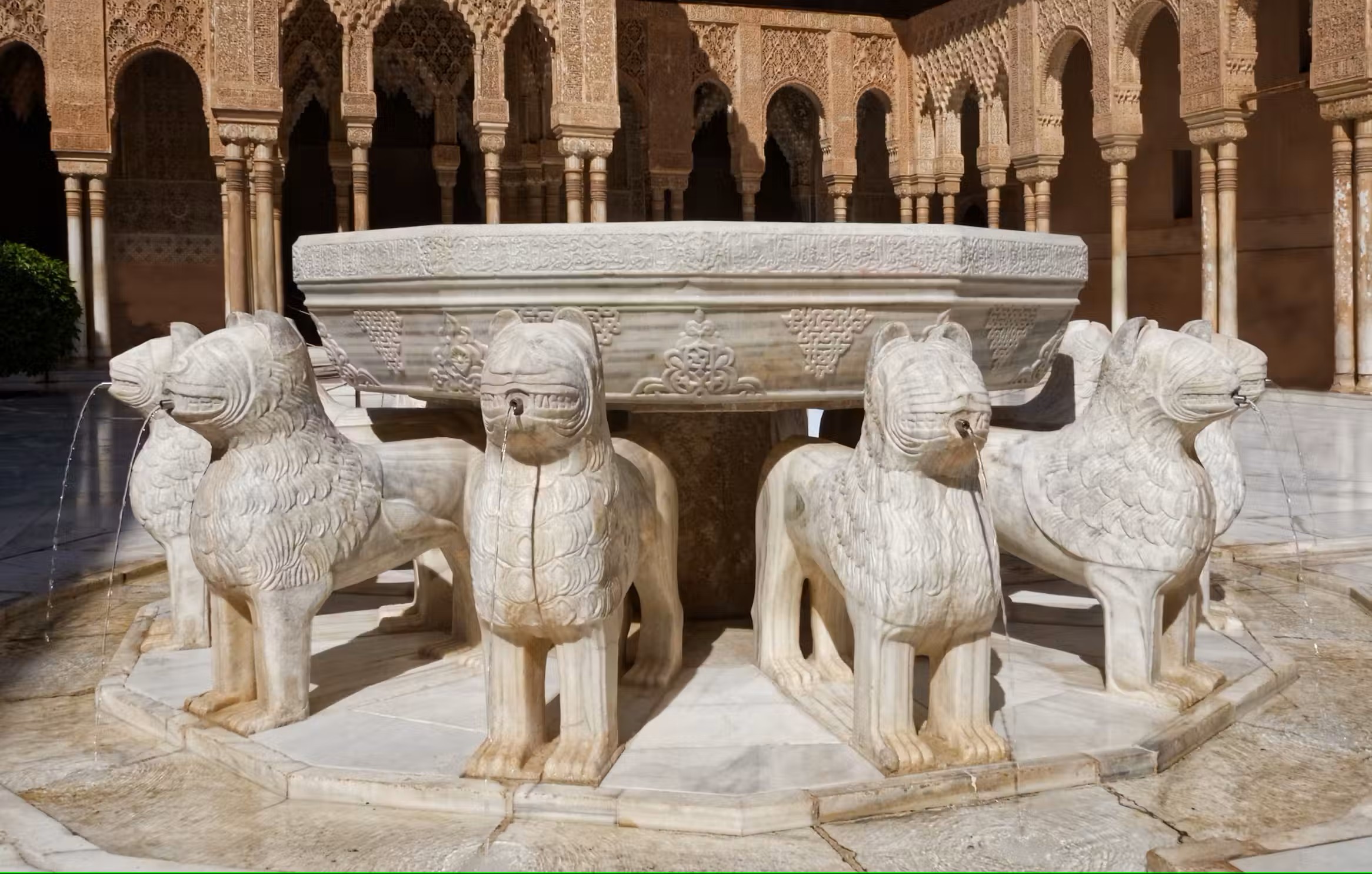Entrada Alhambra de Granada con palacios Nazaríes