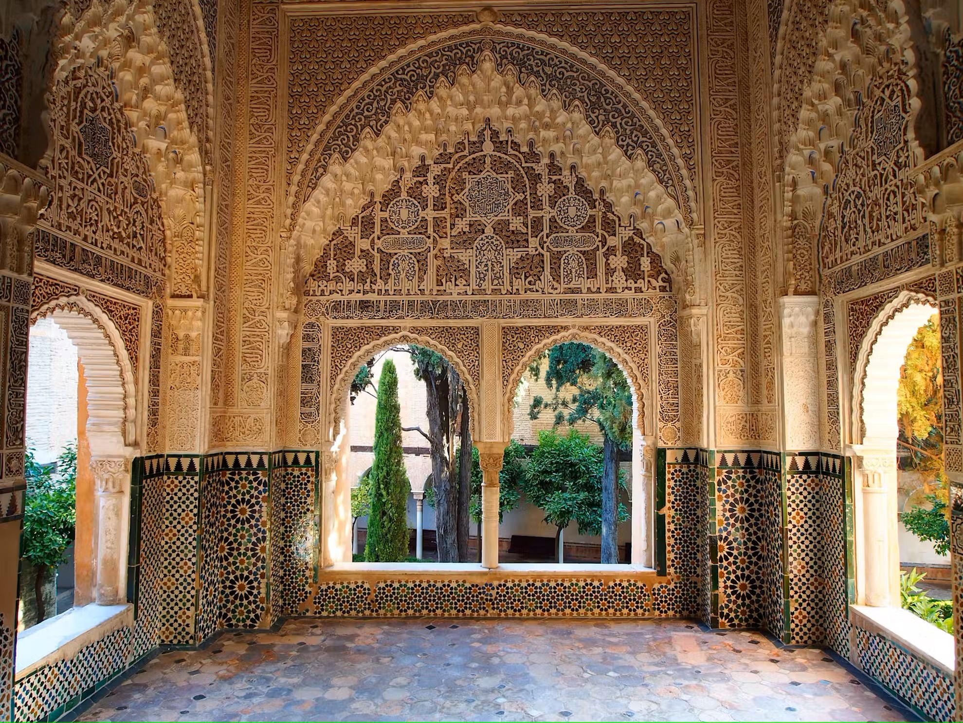 Entrada Alhambra de Granada con palacios Nazaríes