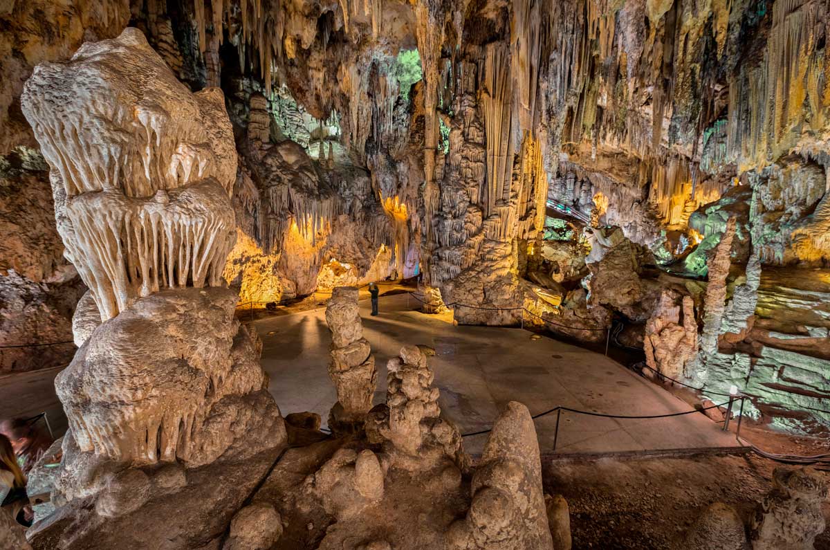 Excursión Cueva de Nerja y Costa Tropical desde Granada con comida incluida, guía y entradas. Descubre playas, historia y las Cuevas de Nerja