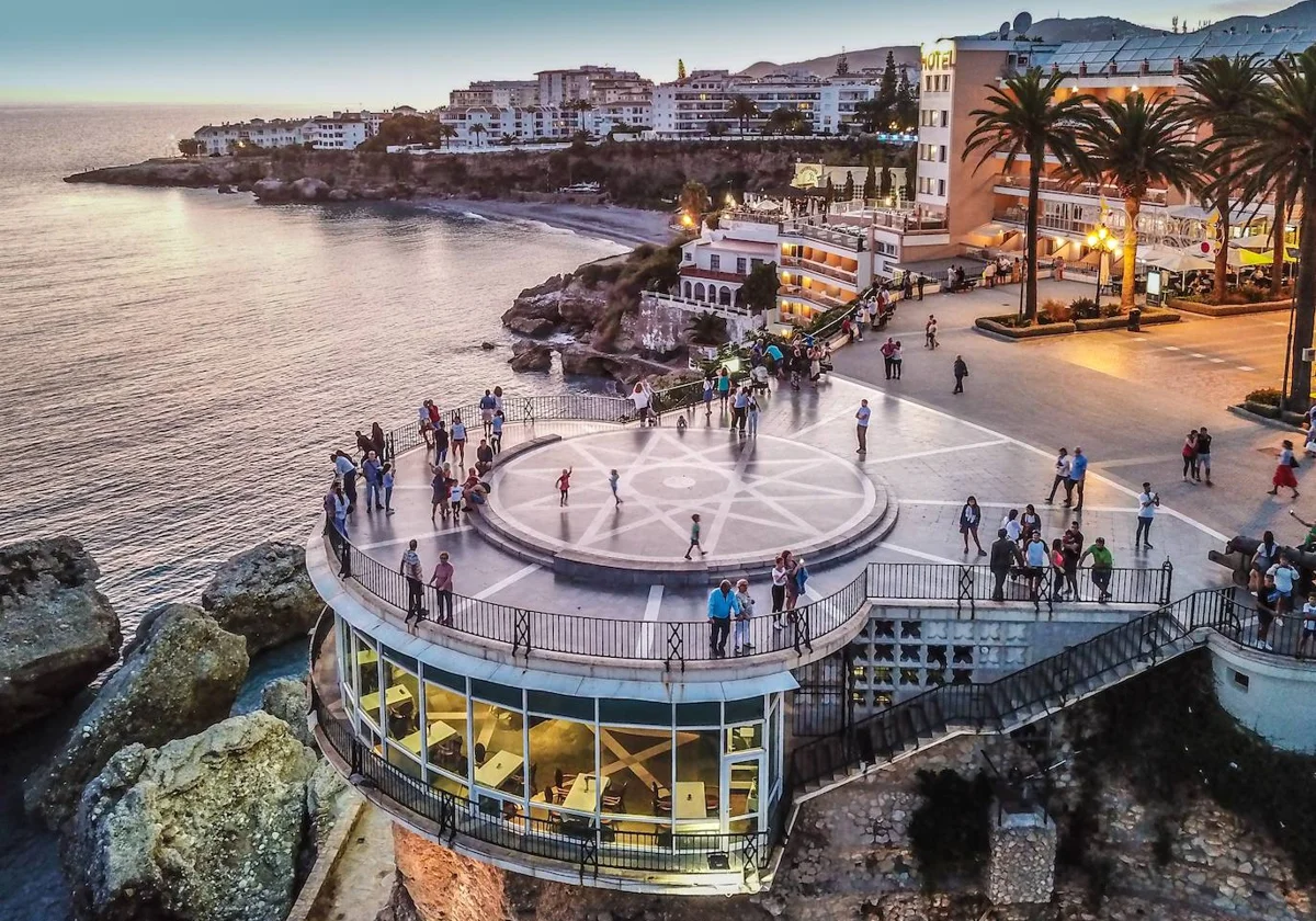Excursión Cueva de Nerja y Costa Tropical desde Granada con comida incluida, guía y entradas. Descubre playas, historia y las Cuevas de Nerja