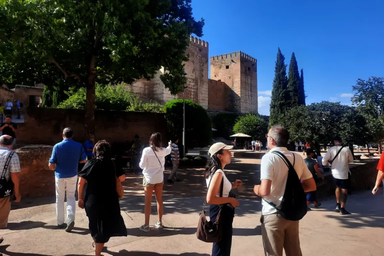 plaza de los aljibes alhambra granada visita guiada naturanda 1 1 768x512