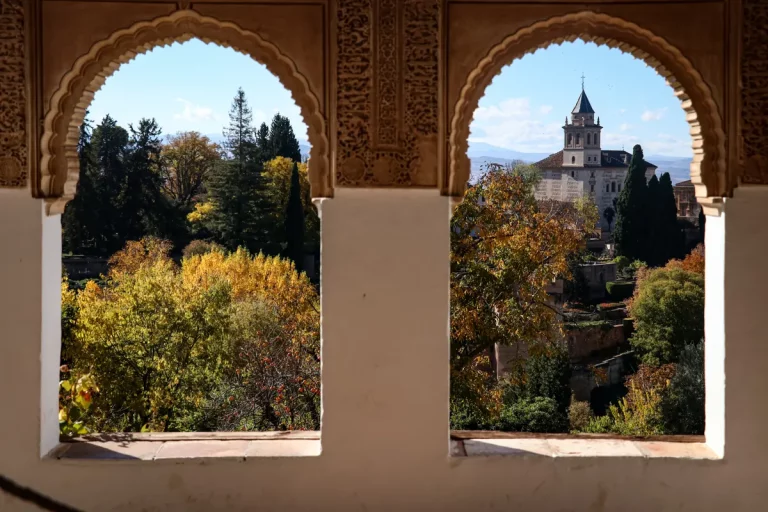 vistas iglesia santa maria de la encarnacion alhambra desde ventana generalife visita guiada naturanda 1 768x512